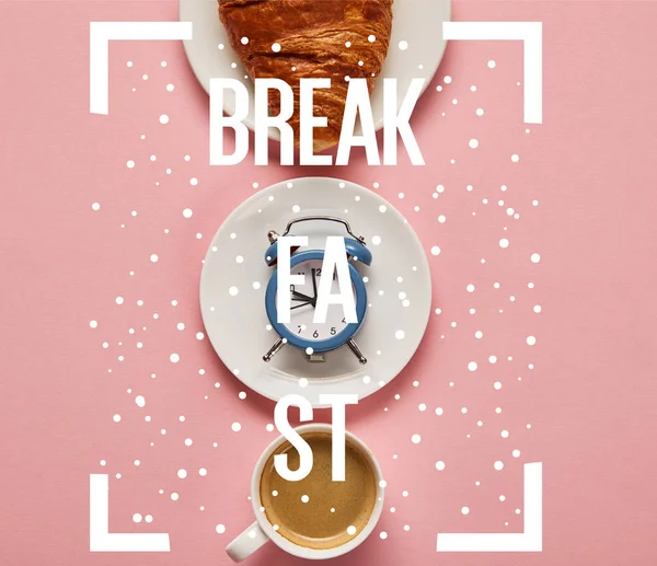 Tendido plano con taza de café, reloj despertador de juguete y croissant en el plato sobre fondo rosa con ilustración de desayuno - foto de stock