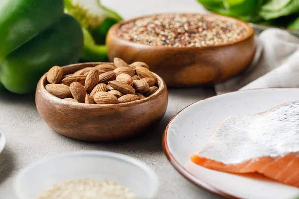 Selektiver Fokus der Nüsse in der Schüssel in der Nähe von Lachs, ketogene Diät-Menü — Stockfoto