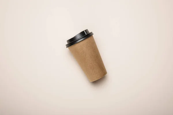 Draufsicht auf Kaffee zum Gehen auf beigem Hintergrund — Stockfoto