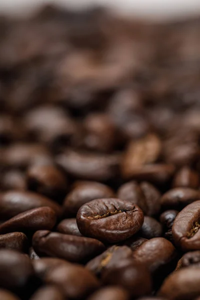 Vista de perto de deliciosos grãos de café texturizados frescos — Fotografia de Stock