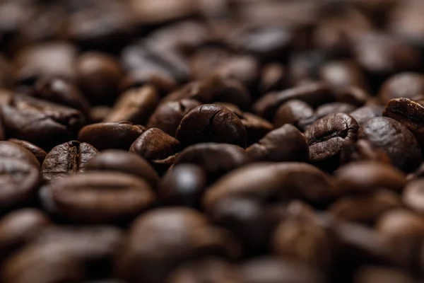 Vista de perto de deliciosos grãos de café frescos — Fotografia de Stock