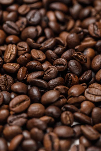 Vue rapprochée de délicieux grains de café texturés — Photo de stock