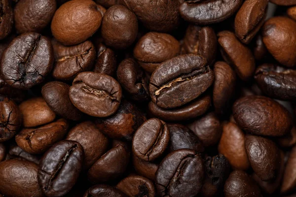 Vista da vicino di deliziosi chicchi di caffè freschi testurizzati — Foto stock