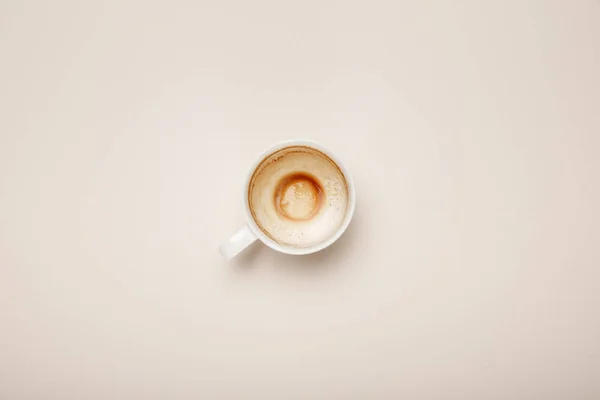 Ansicht der Kaffeetasse mit Schaumstoff auf beigem Hintergrund — Stockfoto