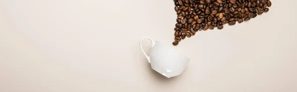 Vue de dessus de tasse de café près des grains sur fond beige, panoramique — Photo de stock