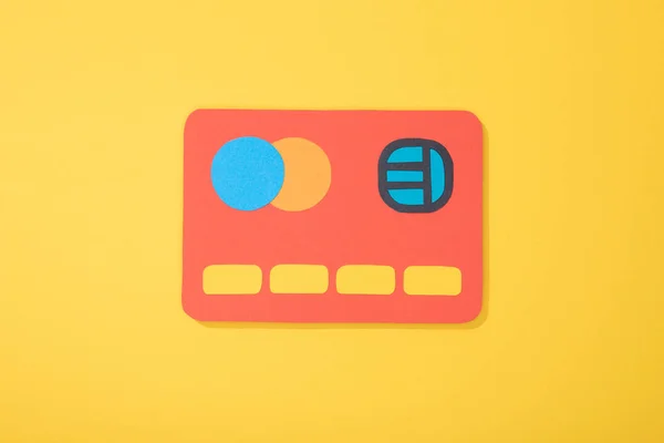 Draufsicht auf rotes Papiersymbol der Kreditkarte auf gelb isoliert — Stockfoto