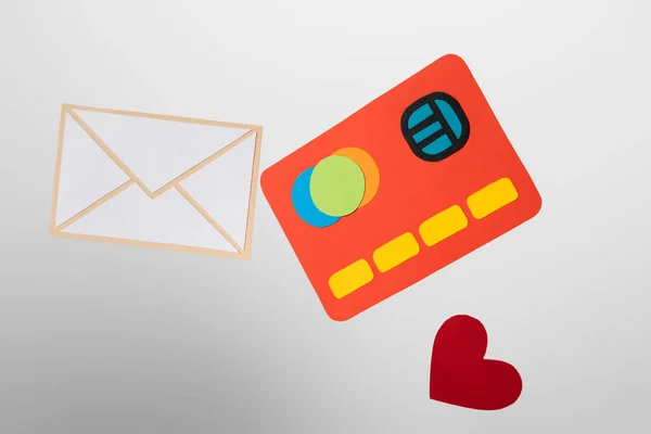 Iconos de papel de la tarjeta de crédito, sobre y corazón sobre fondo blanco y gris - foto de stock