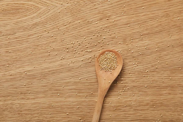 Vista dall'alto di quinoa bianca in cucchiaio di legno sul tavolo — Foto stock