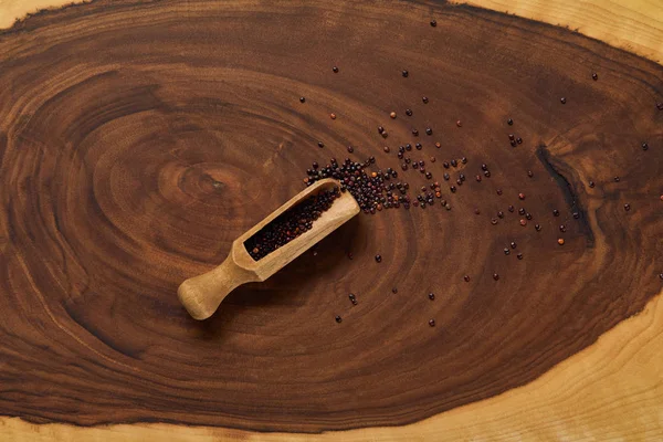 Vue de dessus des graines de quinoa noir dans la spatule en bois — Photo de stock