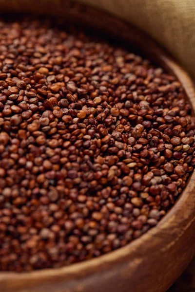 Vista de perto de sementes de quinoa vermelha em tigela de madeira — Fotografia de Stock