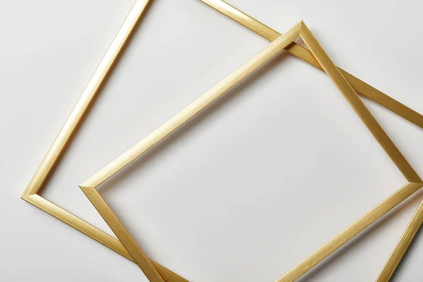 Draufsicht auf goldene Rahmen auf weißem Hintergrund mit Kopierraum — Stockfoto