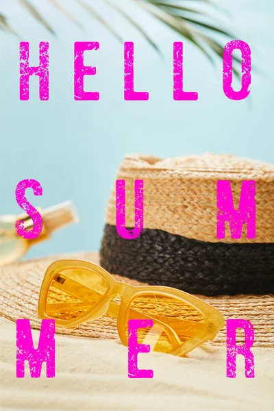 Lunettes de soleil près chapeau de paille et bouteille d'huile bronzée sur plage de sable isolé sur bleu avec illustration d'été bonjour — Photo de stock