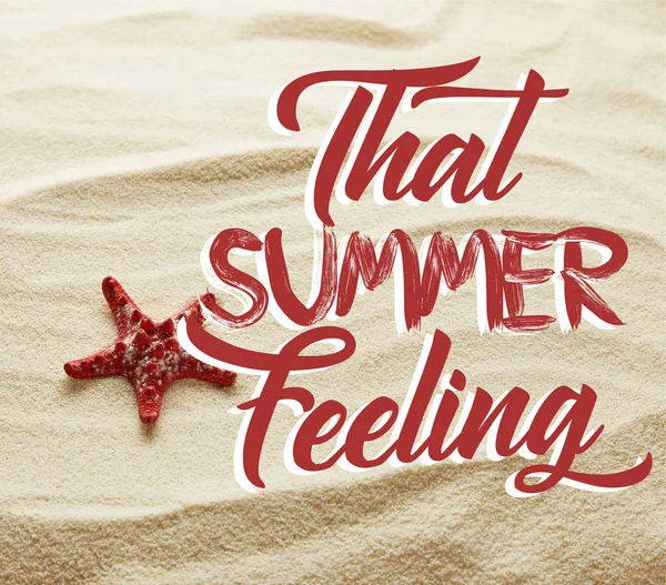 Red starfish on sand with that summer feeling lettering — Stock Photo