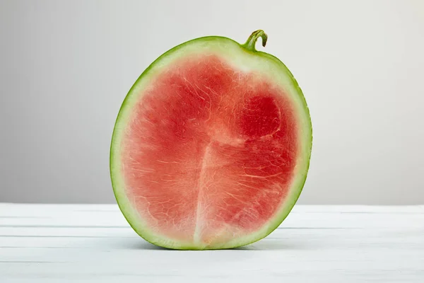 Reife rote leckere Wassermelone Hälfte auf weißem Holztisch isoliert auf grau — Stockfoto