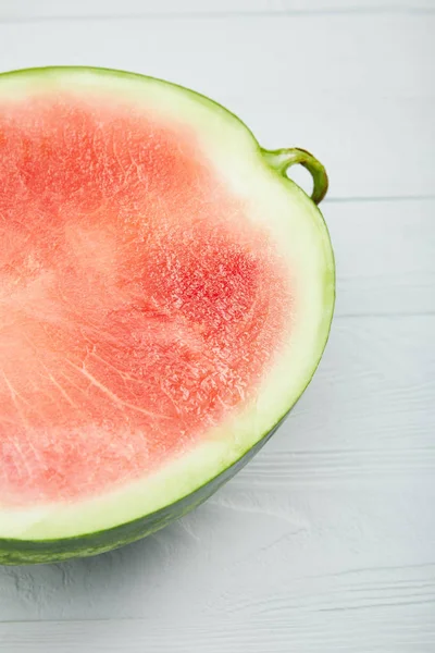 Nahaufnahme der reifen roten Wassermelone auf einem weißen Holztisch — Stockfoto