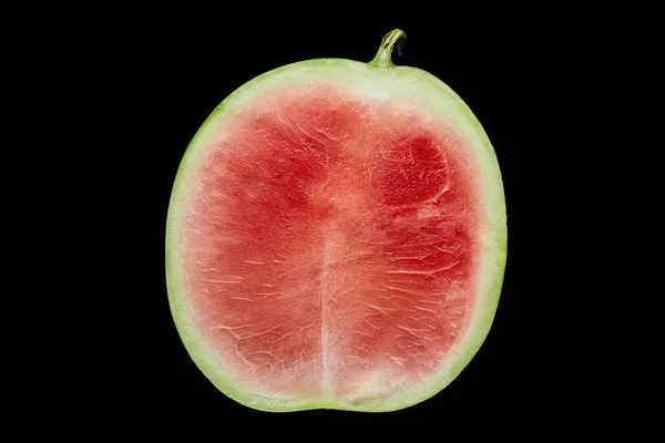 Draufsicht auf köstliche reife rote Wassermelone halb isoliert auf schwarz — Stockfoto