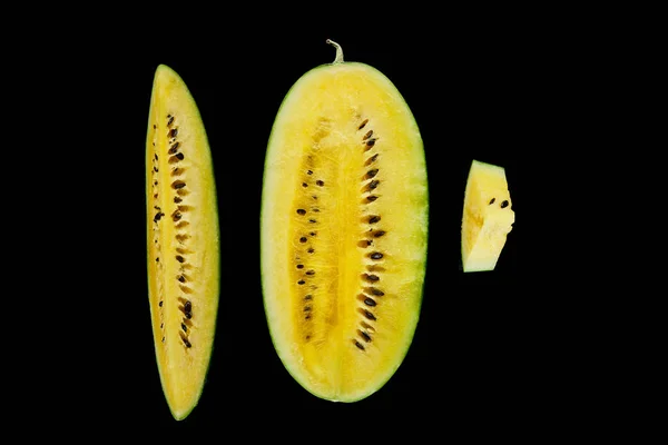 Вид сверху на вкусный спелый желтый арбуз с семенами, изолированными на черном — стоковое фото