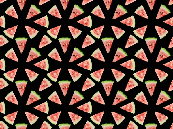 Motif de fond avec de délicieuses tranches de pastèque rouge isolé sur noir — Photo de stock