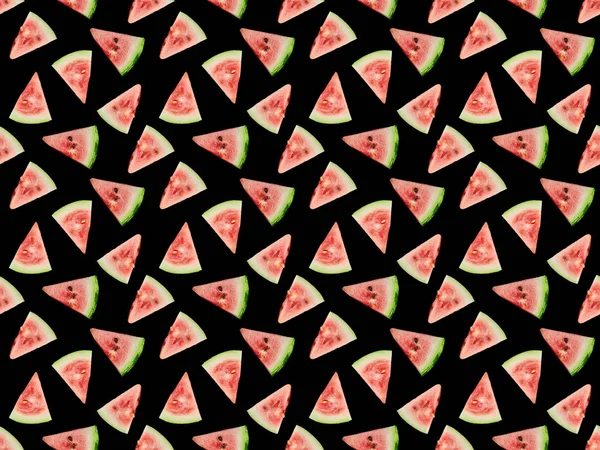 Hintergrund Muster mit köstlichen roten reifen Wassermelonenscheiben isoliert auf schwarz — Stockfoto