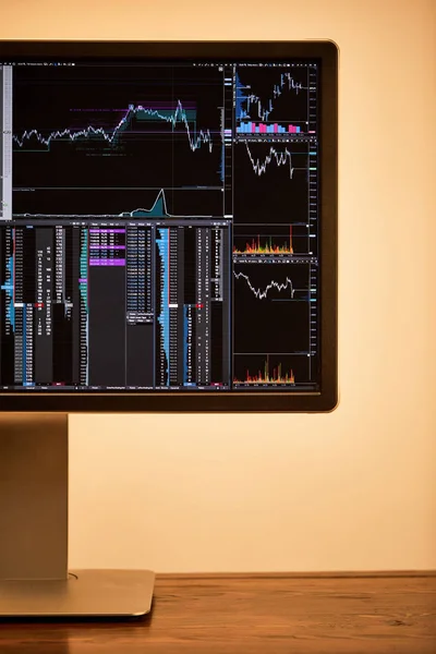 Bildschirm des digitalen Geräts mit Diagrammen und Diagrammen im Büro — Stockfoto