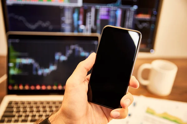 Vista recortada del hombre que sostiene el teléfono inteligente con pantalla en blanco - foto de stock