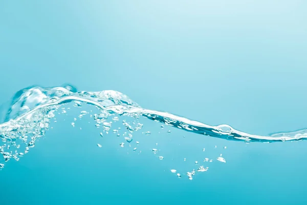 Transparentes, reines, welliges Wasser mit Tropfen auf blauem Hintergrund — Stockfoto