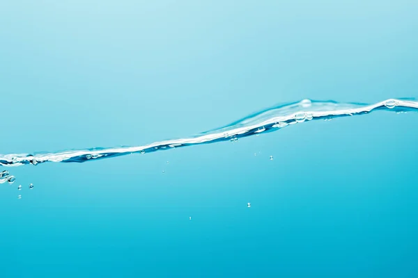 Calma água pura transparente com gotas no fundo azul — Fotografia de Stock