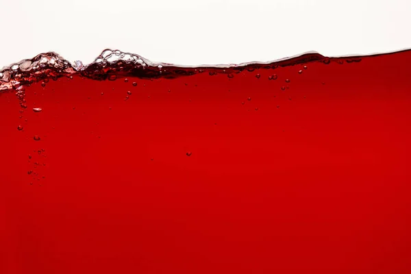 Ondulazione liquido luminoso rosso con bolle isolate su bianco — Foto stock