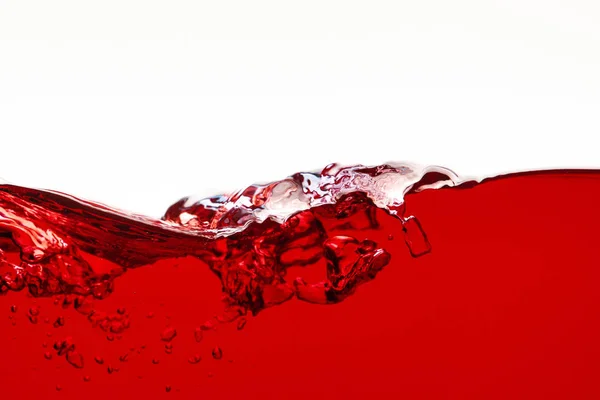 Rote helle Flüssigkeit mit Spritzer isoliert auf weiß — Stockfoto