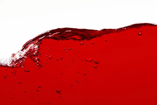 Liquido rosso brillante con onda e bolle isolate su bianco — Foto stock