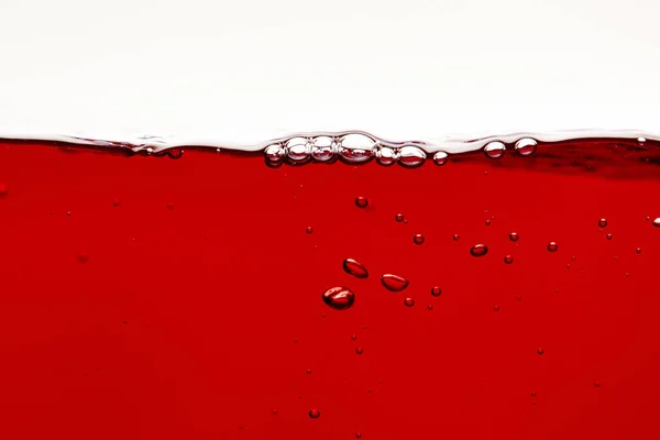 Rouge liquide brillant avec des bulles sur la surface isolé sur blanc — Photo de stock