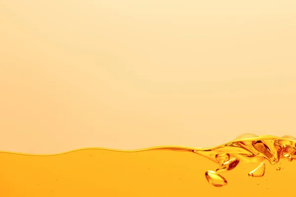 Gelbe helle Flüssigkeit mit Blasen isoliert auf gelb — Stockfoto