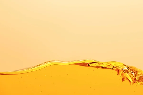 Liquido luminoso giallo liscio con onda isolata su giallo — Foto stock