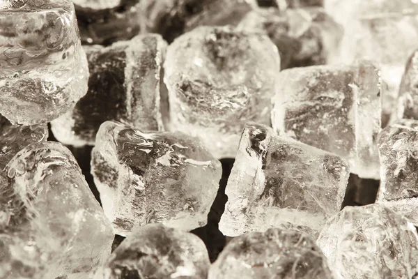 Vista de cerca de cubos de hielo fresco transparente - foto de stock