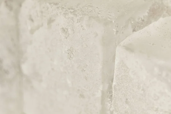 Nahaufnahme von gefrorenen, frisch strukturierten Eiswürfeln — Stockfoto
