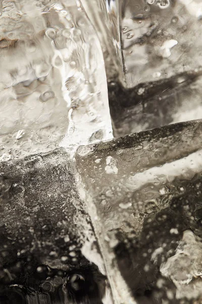 Vue rapprochée de cubes de glace texturés humides transparents purs — Photo de stock