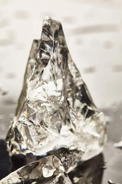 Vue rapprochée du cube de glace fondu pur avec gouttes — Photo de stock