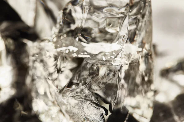 Vue rapprochée de cubes de glace fondus texturés purs — Photo de stock