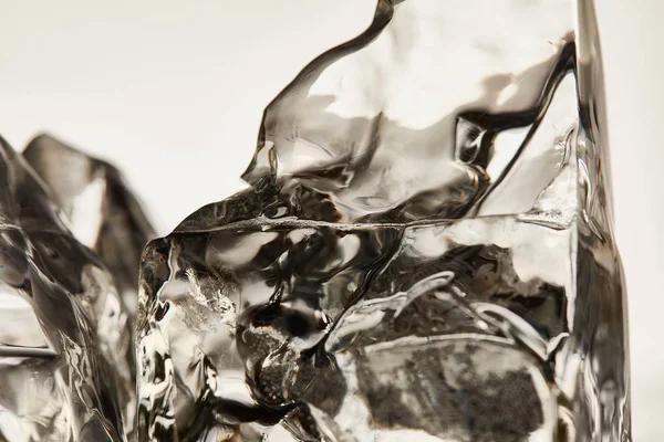 Vista ravvicinata di cubetti di ghiaccio trasparenti isolati su grigio — Foto stock