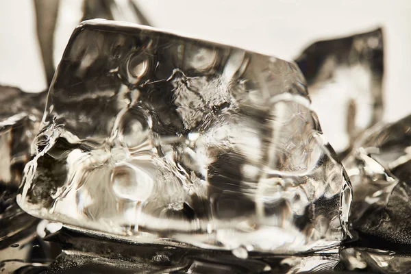 Vista de perto de cubos de gelo de fusão transparentes com gotas — Fotografia de Stock