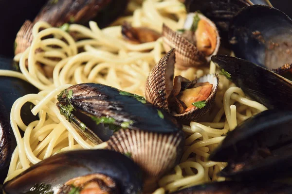 Vista de cerca de la deliciosa pasta italiana con moluscos y mejillones - foto de stock