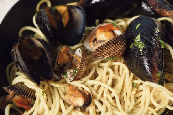 Vue rapprochée de savoureuses pâtes italiennes aux mollusques et moules — Photo de stock