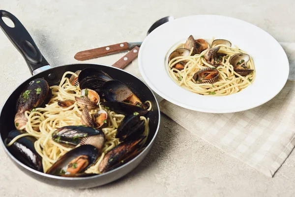 Deliziosa pasta italiana con frutti di mare su sfondo grigio strutturato — Foto stock