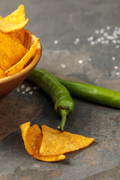 Vista da vicino dei nachos messicani con jalapenos e sale sul tavolo di pietra — Foto stock