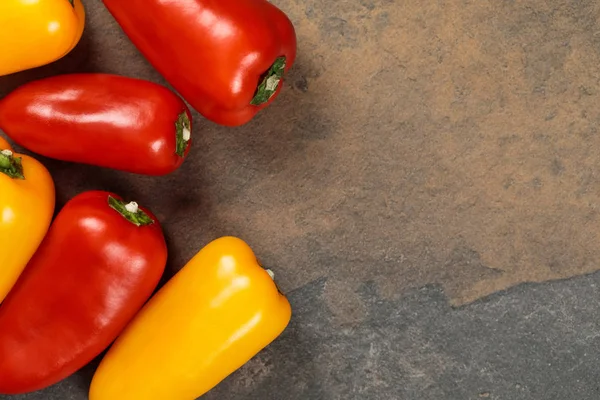 Vue de dessus des poivrons colorés épicés mexicains sur la table texturée en pierre avec espace de copie — Photo de stock