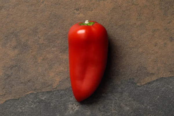 Vista dall'alto del pepe rosso speziato messicano sul tavolo di pietra — Foto stock
