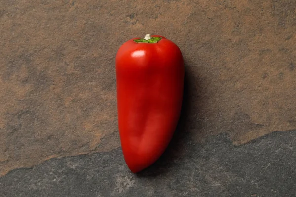 Vista superior de pimiento rojo picante mexicano en mesa de piedra - foto de stock