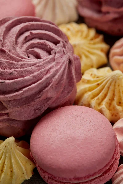 Zephyr rosa con pequeños merengues amarillos y macarrones franceses rosados — Stock Photo