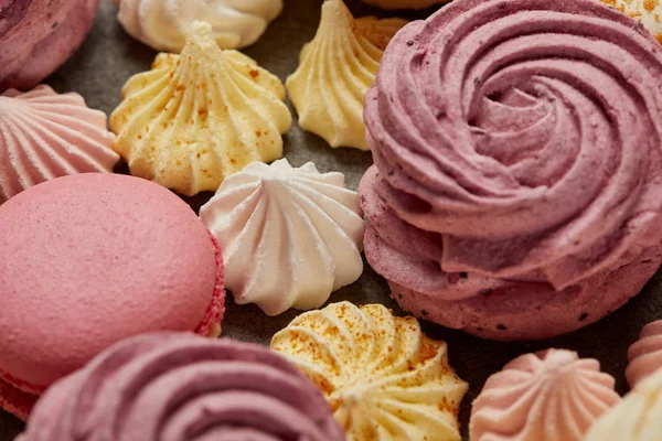 Petites meringues douces avec zéphyr doux rose et macarons français roses — Photo de stock