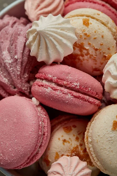 Deliciosos macaroons franceses rosa com zephyr fofo e pequenos merengues rosa com pedaços de açúcar — Fotografia de Stock